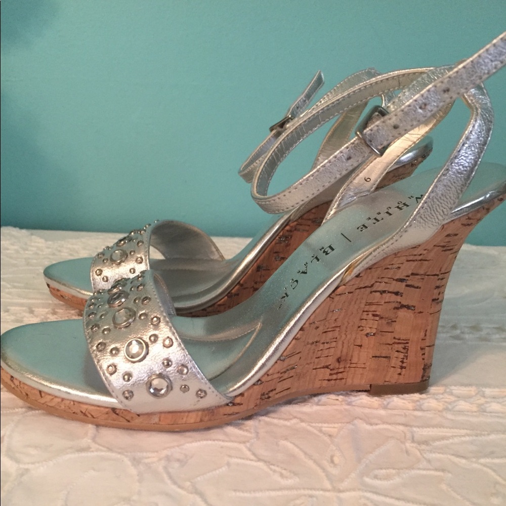 White House Black Market size 6